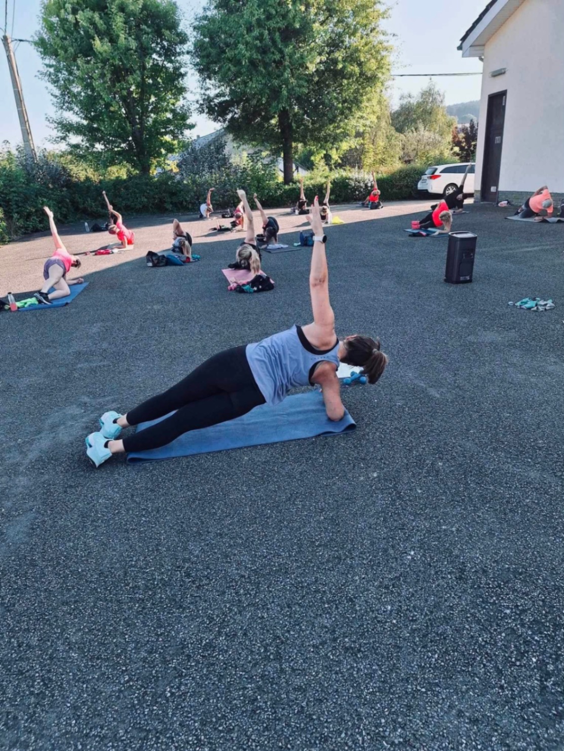 Exercice de renforcement musculaire au sol pendant le cours BTC de Geromont