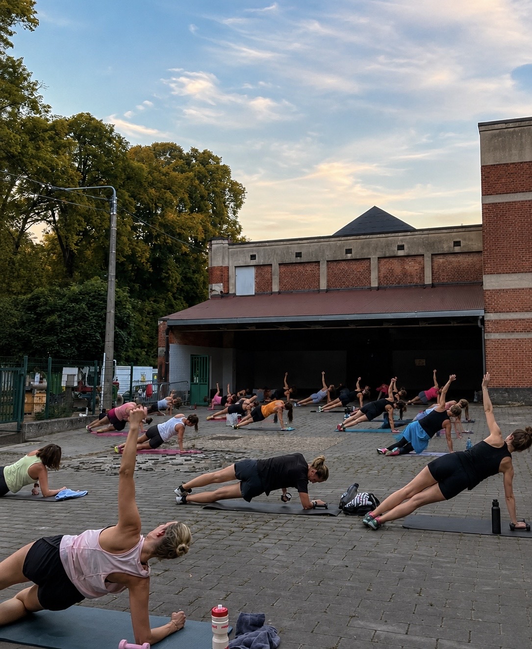 Groupe BTC en planche latérale lors du cours de Dolhain, en extérieur devant l'école Duc de Marlborough