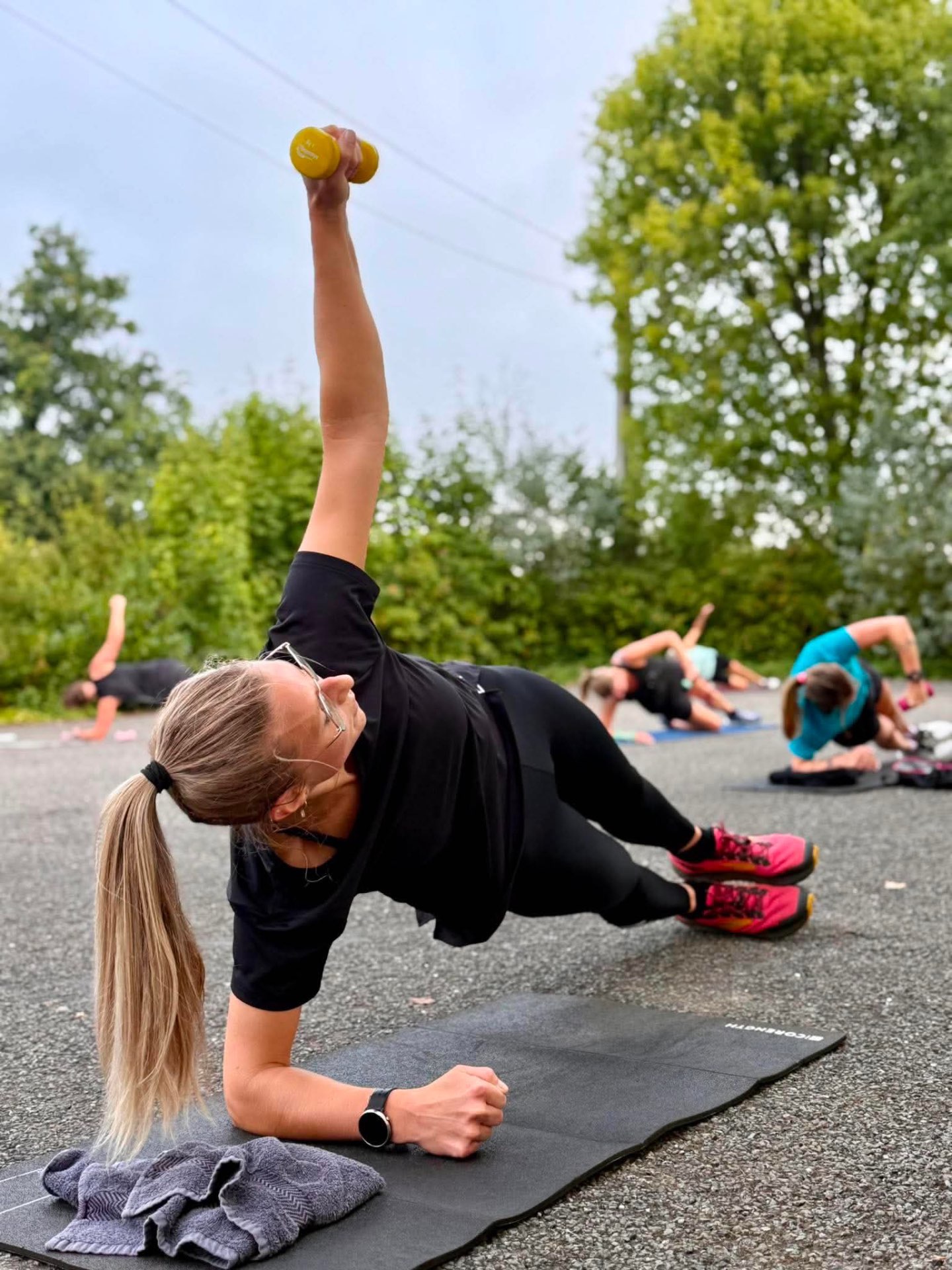 Coach BTC montrant la variante sans impact d'un exercice cardio